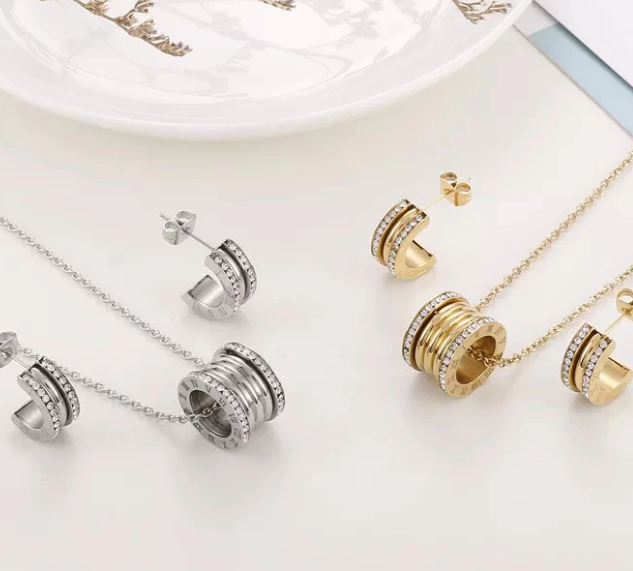 Conjunto Colar e Brinco Cilíndrico com Cristais – Luxo Minimalista - Ouro