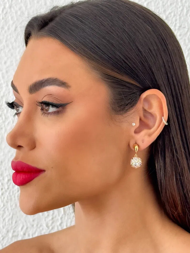 Brinco Folheada a Ouro 18k e Prata Gota Lisa Ponteira Com Esfera Tosa Trabalhada na Zircônia - Ouro