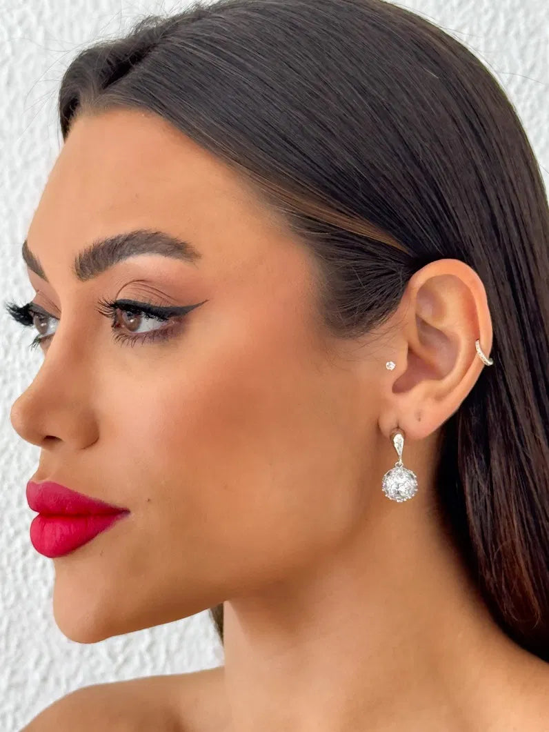 Brinco Folheada a Ouro 18k e Prata Gota Lisa Ponteira Com Esfera Tosa Trabalhada na Zircônia - Prata