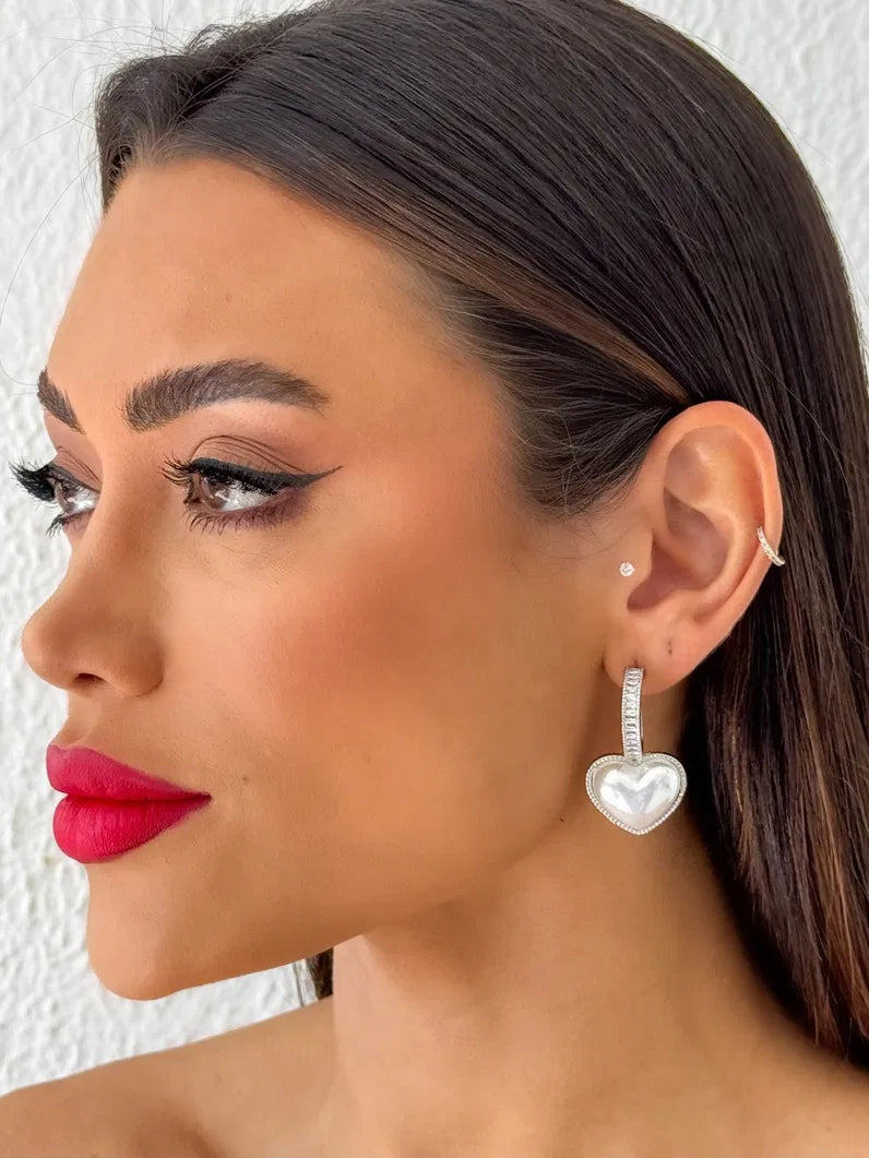 Brinco Folheada a Ouro 18k e Prata Argola Cravejada com Navetes e Coração de Perola - Prata