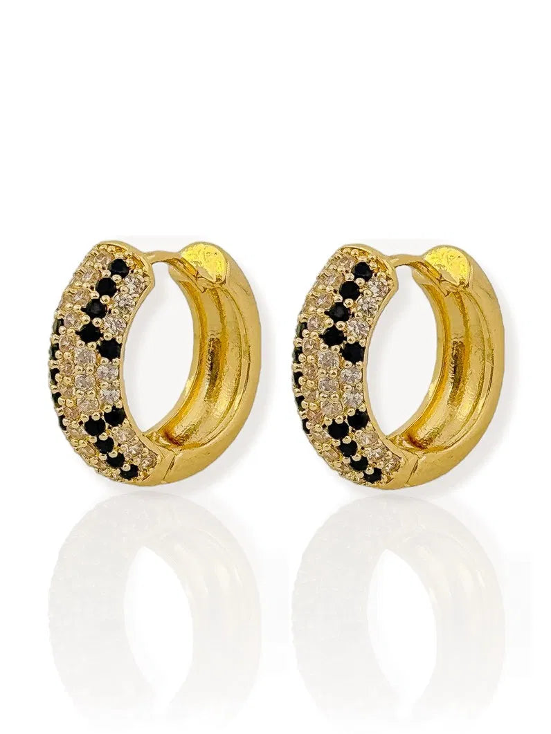 Brinco Folheada a Ouro 18k e Prata Argola Cravejada Detalhes Pretos - Ouro