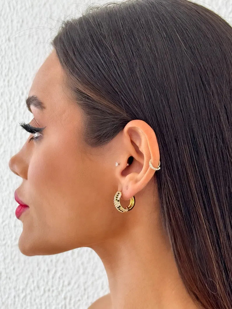 Brinco Folheada a Ouro 18k e Prata Argola Cravejada Detalhes Pretos - Ouro