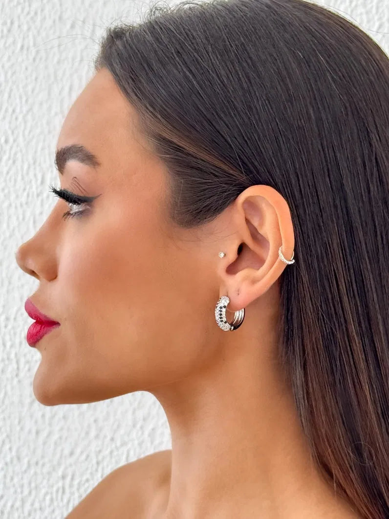 Brinco Folheada a Ouro 18k e Prata Argola Cravejada Detalhes Pretos - Prata