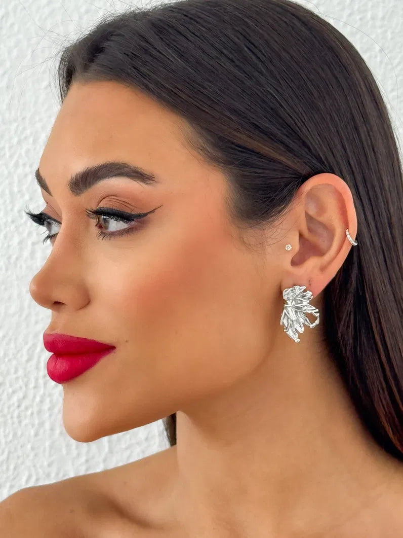 Brinco Folheado a Ouro 18k e Prata Meia Flor - Prata