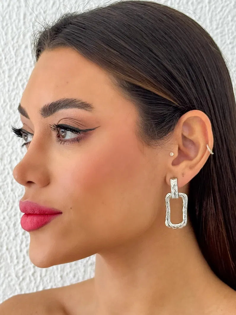Brinco Folheado a Ouro 18k e Prata Ponteira Retangular Martelada - Prata
