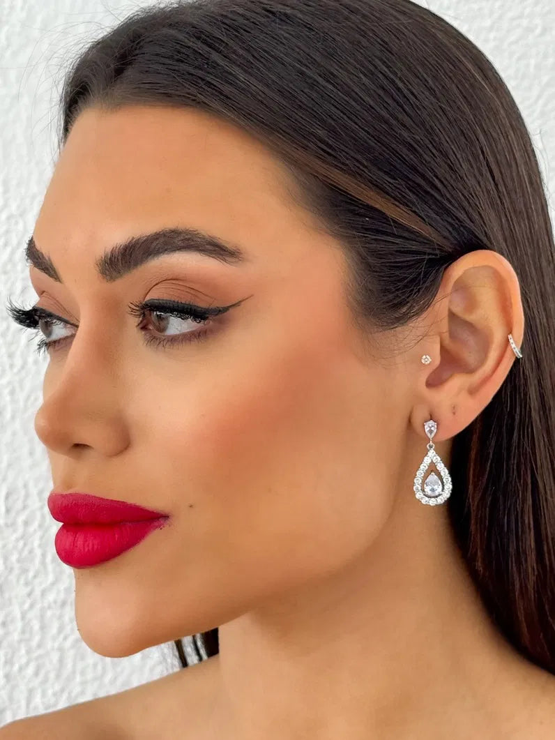 Brinco Folheada a Ouro 18k e Prata Gota Com Borda Cravejada - Prata
