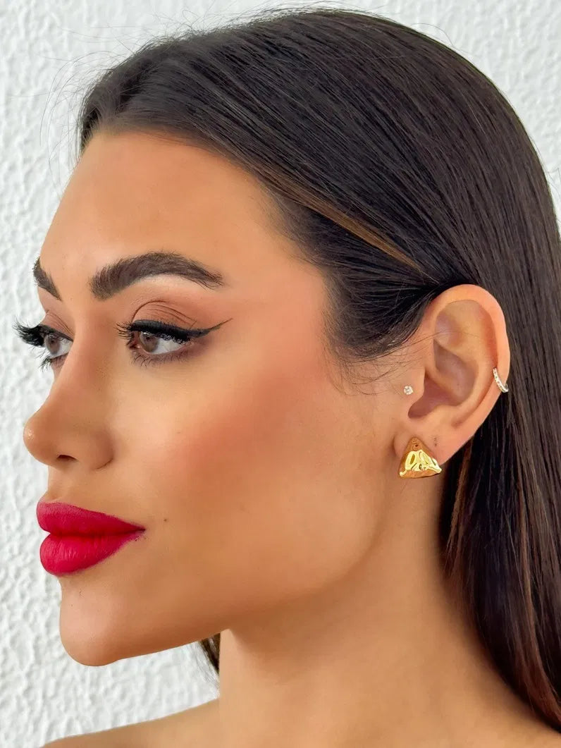 Brinco Folheado a Ouro 18k e Prata Triangulo Martelado - Ouro
