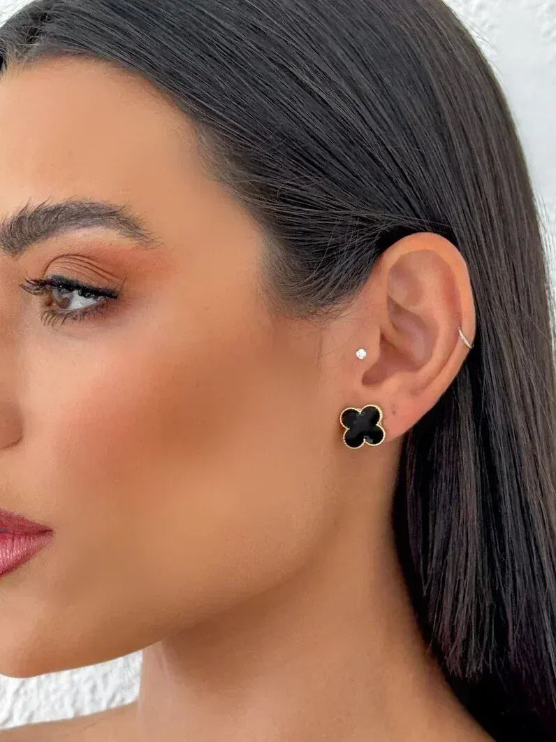 Brinco Folheado a Ouro 18k Trevo com resina - Preto