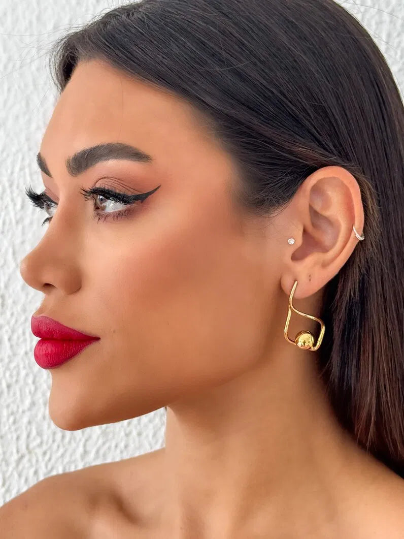 Brinco Folheado a Ouro 18k e Prata Fio Ondulado Com Esfera - Ouro