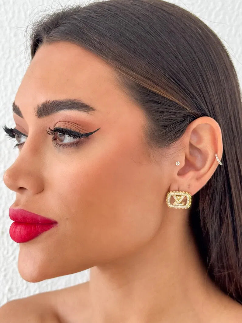 Brinco Folheado a Ouro 18k e Prata Inspiração Grandes Joalherias LV. Cravejado - Ouro