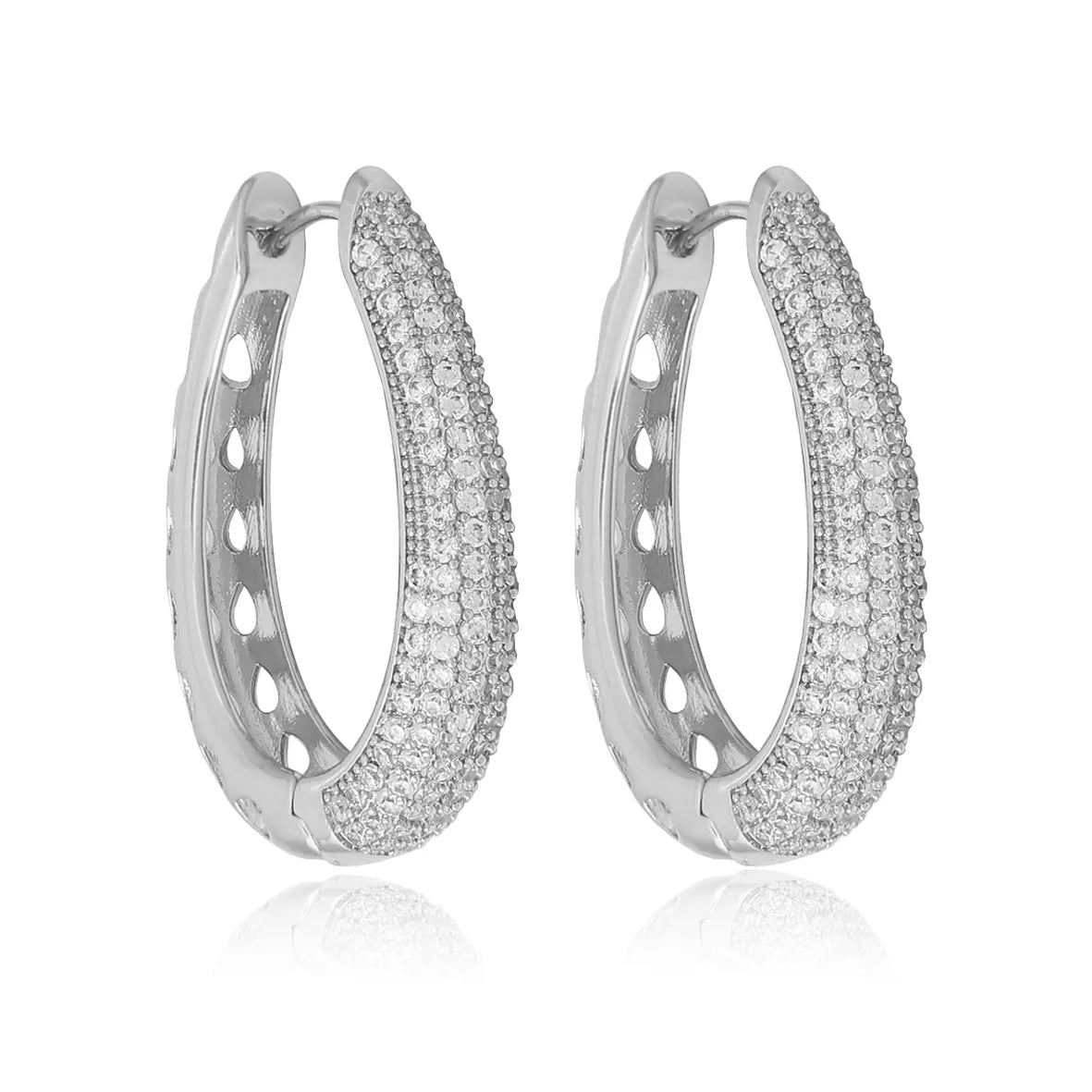Brinco Argola Média Oval Cravejada Zircônias Folheado Ródio Branco