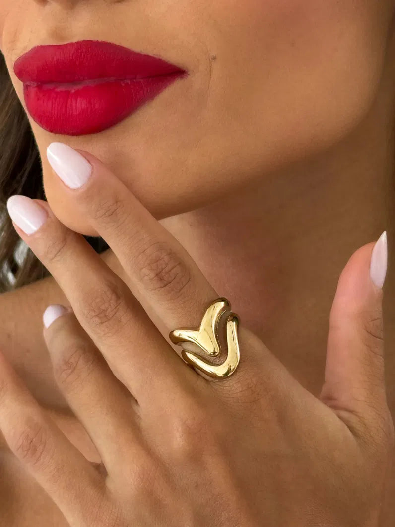 Anel Aço Inoxidável Folheado a Ouro 18k Design V