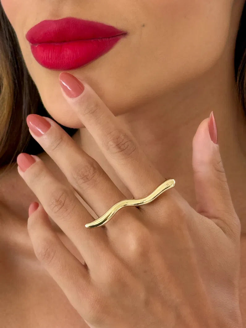 Anel Folheado a Ouro 18k Design Fio Curvo