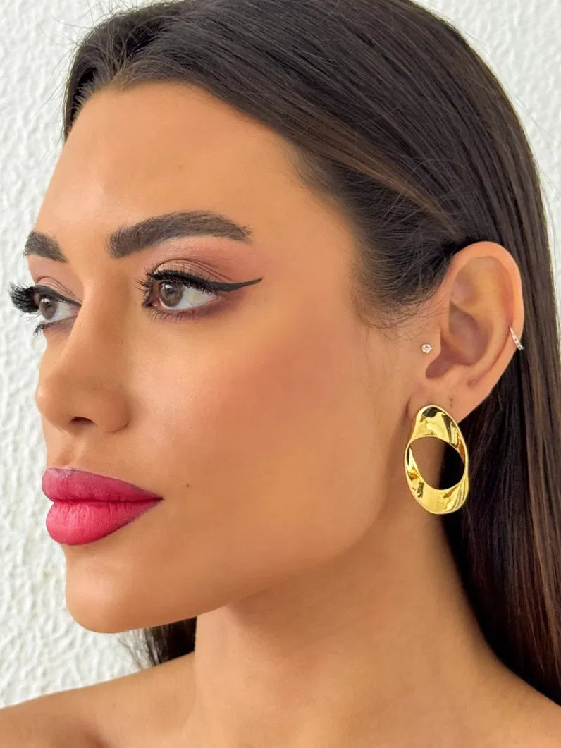 Brinco Folheado a Ouro 18k e Prata Oval Ondulado Vazado - ouro