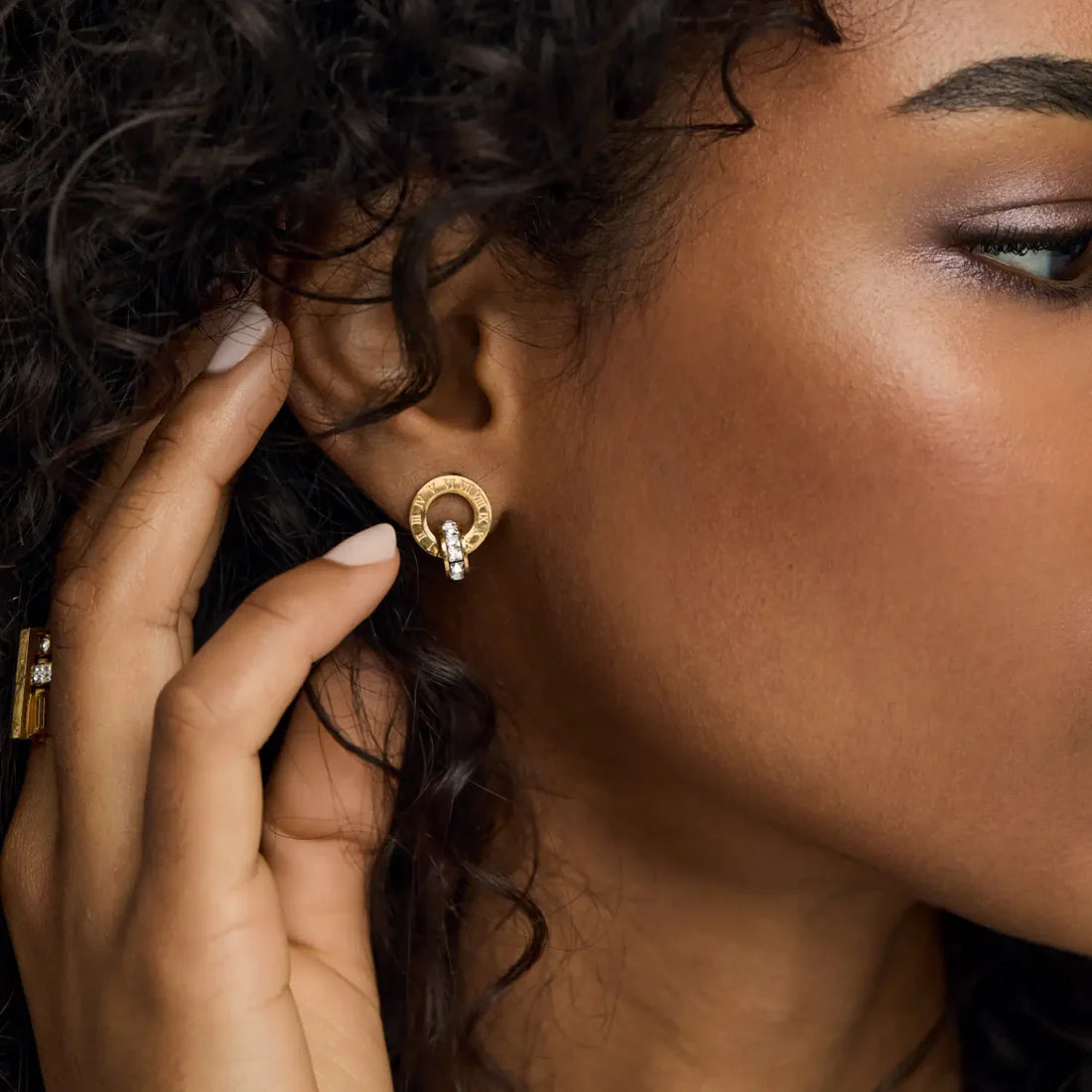 Brincos de Argola Romano com Anéis Cruzados Banhados em Ouro 18k