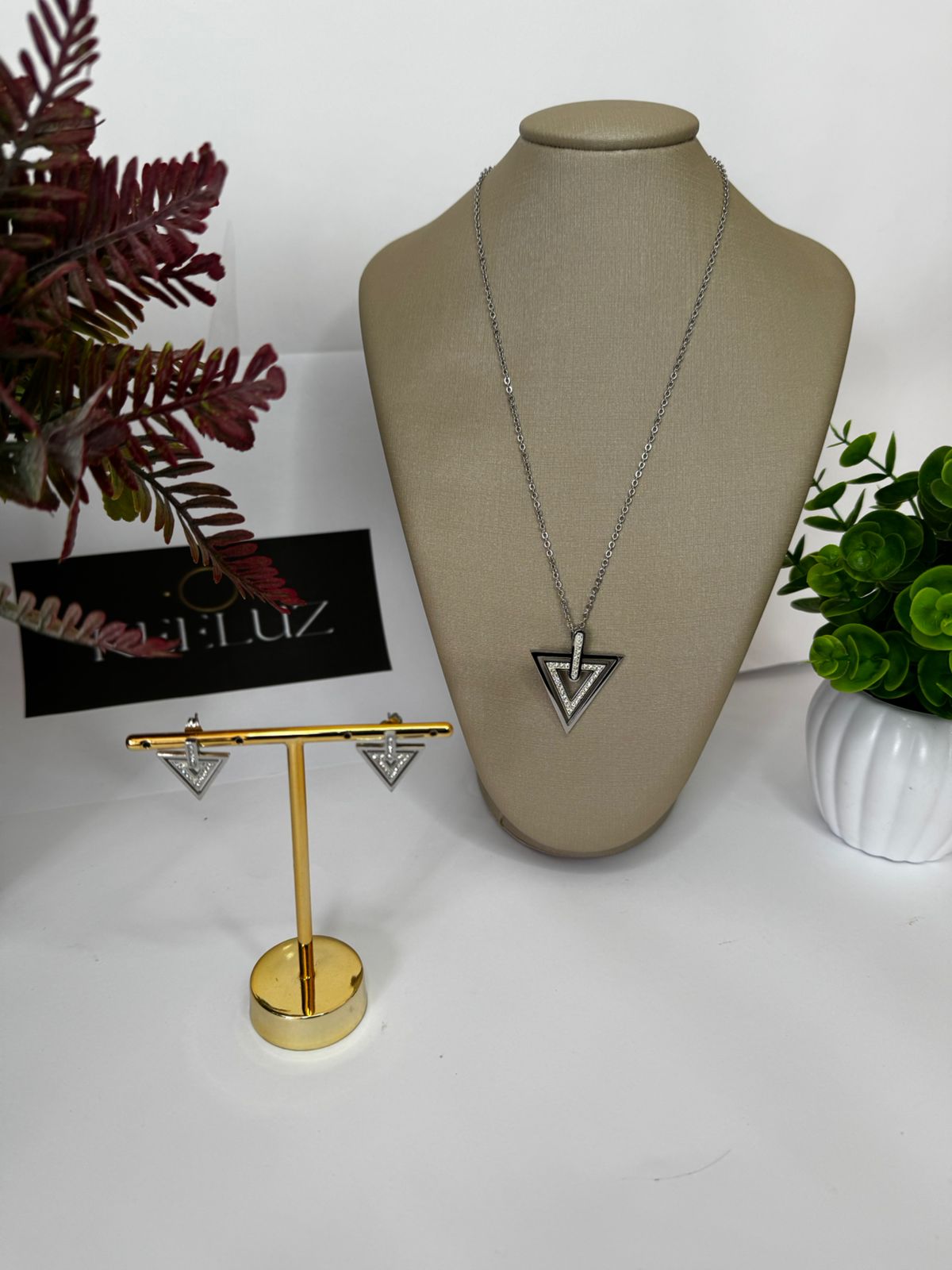 Conjunto Colar e Brinco Triângulo Geométrico com Zircônias – Banhado a Prata