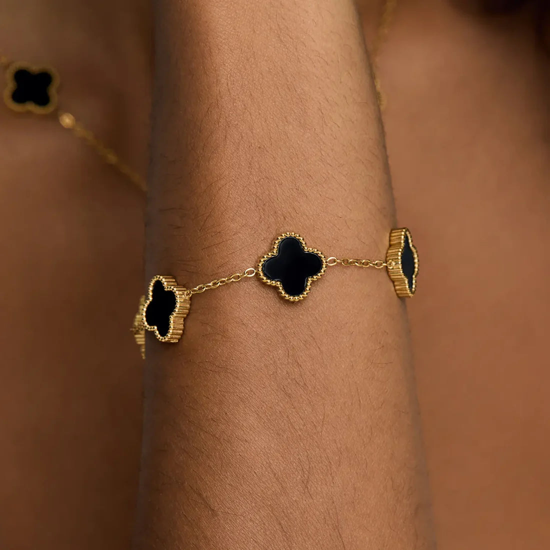 Pulseira Trevo Preto Banhado em Ouro 18k
